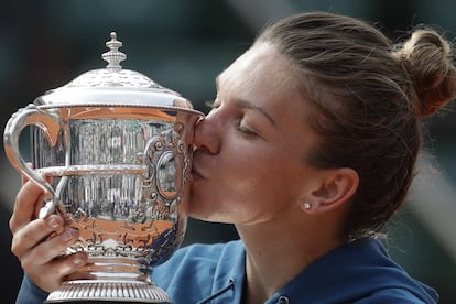 Halep besa el trofeo.