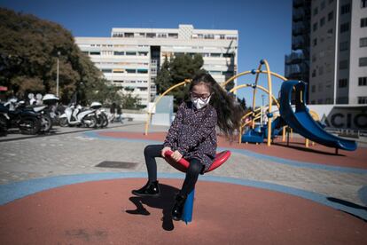 Margarida Fontes juega en una silla giratoria del parque infantil del Hospital Vall d'Hebron de Barcelona