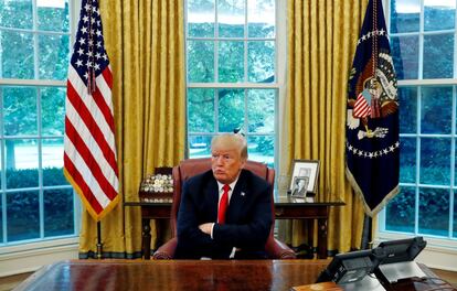 Donald Trump gesticula tras una pregunta durante una entrevista con Reuters en el Despacho Oval de la Casa Blanca, en Washington (EE UU).