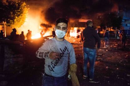 Abdullah Jarah, de 20 anos, durante uma manifestação em dezembro no bairro marginalizado de Tariq al Yadid, em Beirute.