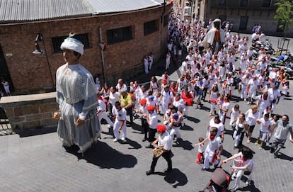 Desfile de los 'Gigantes' (giant puppets) por el centro de Pamplona, el 11 de julio de 2017.