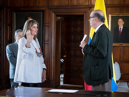 La viceministra de Exteriores, Laura Gil Savastano, durante su inauguración en el cargo frente al ministro, Álvaro Leyva Durán, en agosto de 2022.