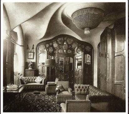 El salón principal en 1927, una de las pocas vistas que hay de esta estancia donde se ve la lámpara.