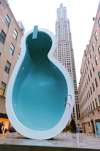 La piscina que Elmgreen & Dragset han colgado en Rockefeller Center.