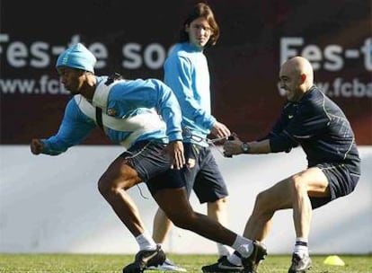 Messi observa el entrenamiento específico de Ronaldinho