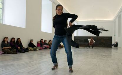 Representaci&oacute;n por el D&iacute;a de la Danza en una de las salas del Museo Reina Sof&iacute;a.