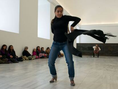 Representación por el Día de la Danza en una de las salas del Museo Reina Sofía.