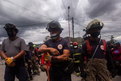 Integrantes de distintos equipos de rescate -de Cruz Roja, de Protección Civil municipal y estatal, de la Policía y Topos- hacen turnos en la falda del Chiquihuite, buscando supervivientes de la avalancha de tierra.