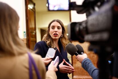 La ministra de Igualdad, Irene Montero, ofrece declaraciones a los medios durante el pleno del Congreso de los Diputados, este martes en Madrid.