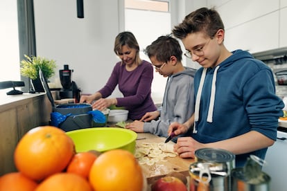 Los expertos recomiendan cinco pequeñas comidas al día para lograr el máximo rendimiento del cerebro del adolescente.