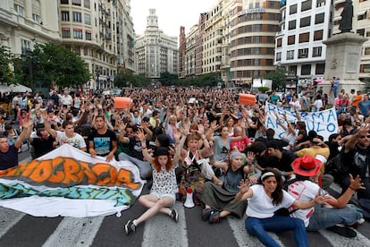 Los indignados del 15-M ayer, a su vuelta a la plaza del Ayuntamiento.