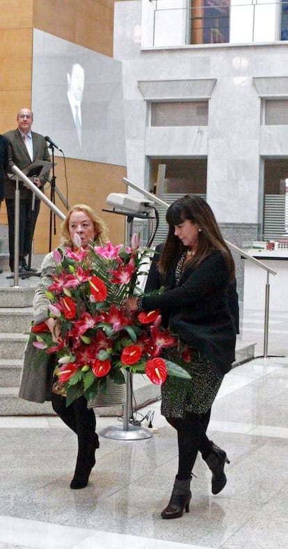 Marisa Galarraga (a la izquierda), viuda de Lidón, y la secretaria de la Audiencia de Bizkaia, Reyes San Emeterio, portan el ramo durante la ofrenda floral al juez asesinado por ETA.