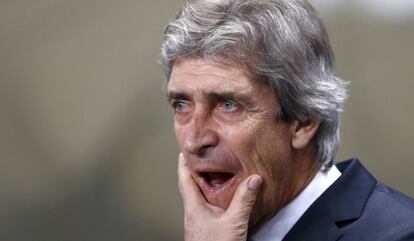 Pellegrini hace un gesto tras perder el partido contra el Barcelona.