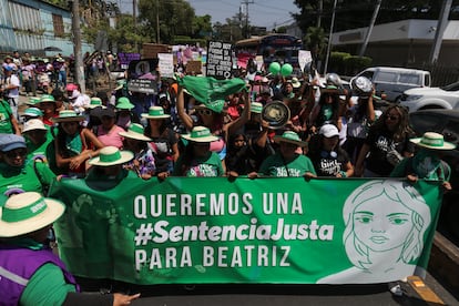 Activistas por el derecho a decidir durante una protesta en San Salvador, El Salvador, el 9 de marzo de 2024.