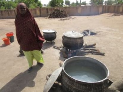 Habiba Mohamed se encarga de preparar la comida para los 776 habitantes del campo de desplazados Girei II.