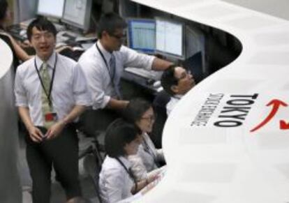 Agentes de bolsa siguen los monitores en la Bolsa de Tokio. EFE/Archivo