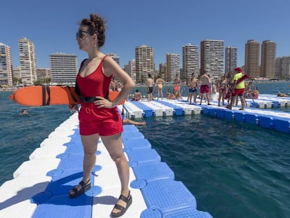 La periodista Sabina Urraca, durante su trabajo en una plataforma acuática frente a Benidorm.