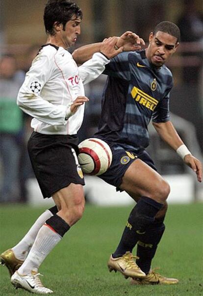 Caniera y Adriano luchan por un balón.