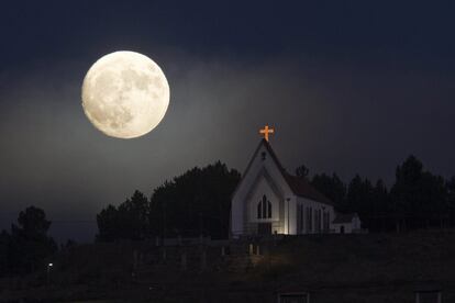 Així s'ha vist la lluna a Vila Pouca de Aguiar (Portugal), al costat de l'església de la Mare de Déu de la Concepción.