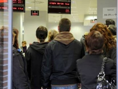 Cola en una Oficina de Empleo de Alcal&aacute; de Henares (Madrid)