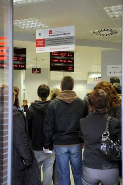 Cola en una Oficina de Empleo de Alcalá de Henares (Madrid)