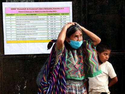 Suc visita regularmente comunidades rurales como esta, la Aldea Naxombal, para incentivar a que cada vez sean más los productores que se inscriban. “Muchos de ellos trabajaban la tierra de manera informal y para que entren al concurso de las refacciones escolares no vale. El problema de los pueblos es que muchos no se fían o piensan que perderán sus ganancias por pagar impuestos. Entonces, toca venir y explicarles que es por el bien de todos. Por el de sus hijos y por el de sus propios negocios”, narra.