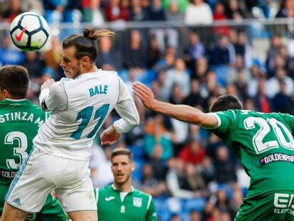 Gareth Bale cabecea un balón.