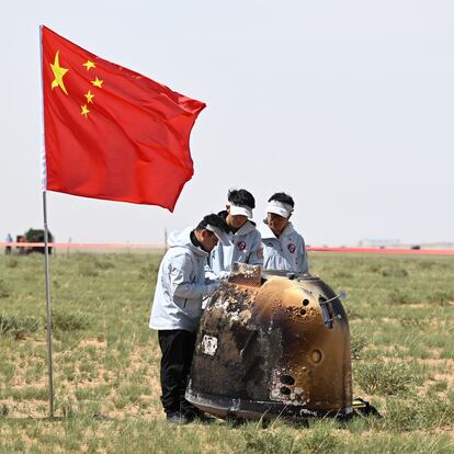 Siziwang Banner (China), 25/06/2024.- The return capsule of the Chang'e-6 probe lands in Siziwang Banner, north China's Inner Mongolia Autonomous Region, 25 June 2024.
The returner of the Chang'e-6 probe touched down on Earth on Tuesday, bringing back the world's first samples collected from the moon's far side. EFE/EPA/XINHUA / Lian Zhen CHINA OUT / UK AND IRELAND OUT / MANDATORY CREDIT EDITORIAL USE ONLY EDITORIAL USE ONLY
