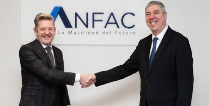 A la izquierda, el nuevo presidente de Anfac, Wayne Griffiths, da la mano a su predecesor, José Vicente de los Mozos.