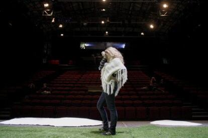 La actriz Chantal Aimée durante un ensayo de la obra <i>Rock'n'Roll,</i> en las naves del Español.