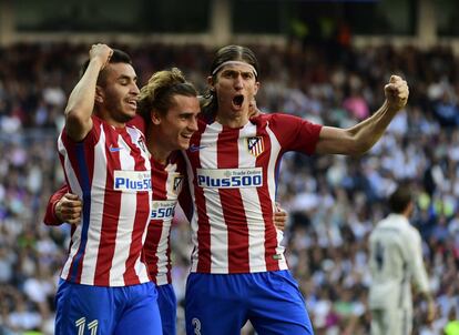 Antoine Griezmann (centro) celebra el gol del empate junto con Ángel Correa (izquierda) y Filipe Luis.