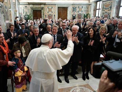 El Papa Francisco saluda a un grupo de parlamentarios de Marsella.