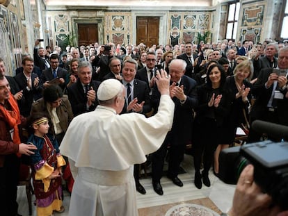 El papa Francisco saluda a un grupo de parlamentarios de Marsella.