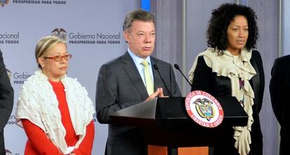 María Paulina Riveros (izqda.) y Nigeria Rentería (drcha.), junto a Santos.