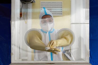 Un trabajador de la salud desinfecta sus manos en la ciudad de Makati (Filipinas). El Gobierno de Filipinas ha reservado 30 millones de dosis de la vacuna de la empresa estadounidense Novavax, producida en India, para antes de julio de 2021.