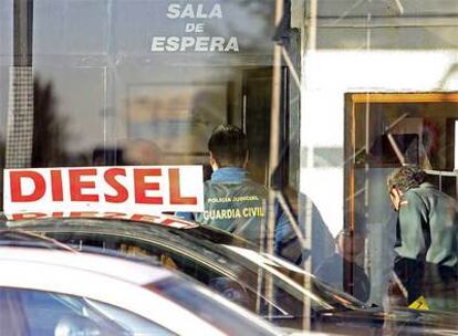 La Guardia Civil inspecciona el interior de la tienda en la que fue tiroteado el vecino de Griñón.
