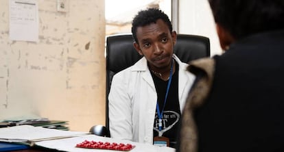 Habtamariam Nigatu atiende a enfermos de tuberculosis en el hospital Filipos de Adís Abeba.