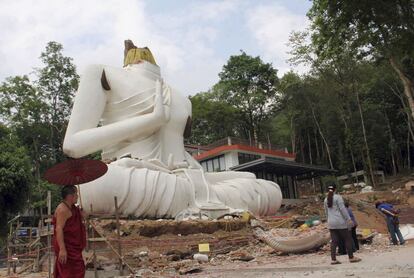 Estado en el que ha quedado una estatua de Buda tras un terremoto en la provincia de Chiang Rai, en el norte de Tailandia. 6 de mayo de 2014.