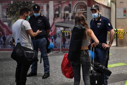 Agentes de policía piden el certificado verde para acceder al transporte entre regiones este miércoles en Turín. 