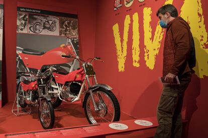 Una Cota 247 y una Cota 25 en la exposición de motos de Montesa en el Palau Robert de Barcelona.