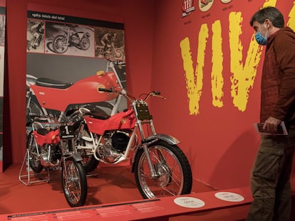 Una Cota 247 y una Cota 25 en la exposición de motos de Montesa en el Palau Robert de Barcelona.