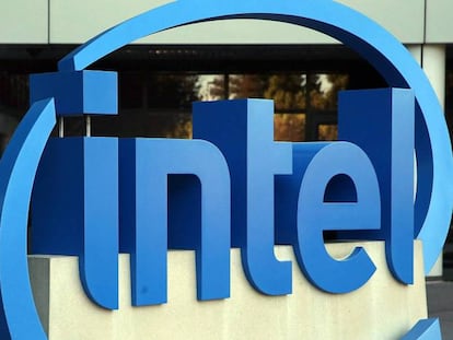 Logo de Intel en su sede central en Santa Clara, California. 