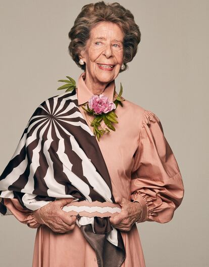 Carmen Coello de Portugal, de 91 años, luce sus propias joyas con un vestido camisero, cinturón de piel y pañuelo de seda estampado, todo de Azzedine Alaïa.