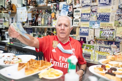 Joaquín Vázquez, dueño del bar Akelarre, atiende tras la barra durante la previa del partido Atlético-Osasuna el sábado.