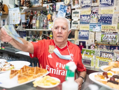 Joaquín Vázquez, dueño del bar Akelarre, atiende tras la barra durante la previa del partido Atlético-Osasuna el sábado.