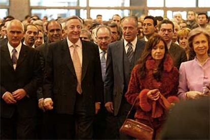 Los reyes de España, junto con el presidente de Argentina, Néstor Kirchner, y su esposa, Cristina Fernández, ayer en la inauguración de Fitur.