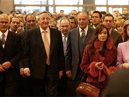 Los reyes de España, junto con el presidente de Argentina, Néstor Kirchner, y su esposa, Cristina Fernández, ayer en la inauguración de Fitur.