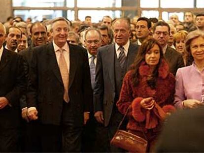 Los reyes de España, junto con el presidente de Argentina, Néstor Kirchner, y su esposa, Cristina Fernández, ayer en la inauguración de Fitur.