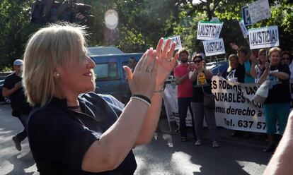 Inés Madrigal arrives at the Madrid Regional Court, cheered on by supporters with placards reading “Justice.”