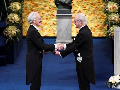 El científico francés Gerard Mourou recibe el premio Nobel en física.